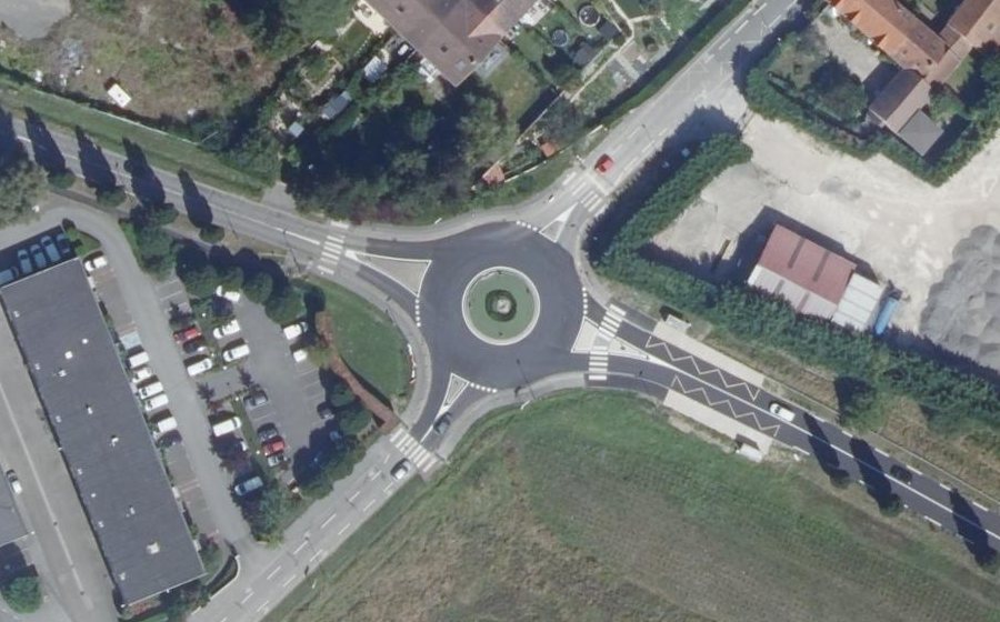 Vue aérienne du Rond-point anonyme n°23961129