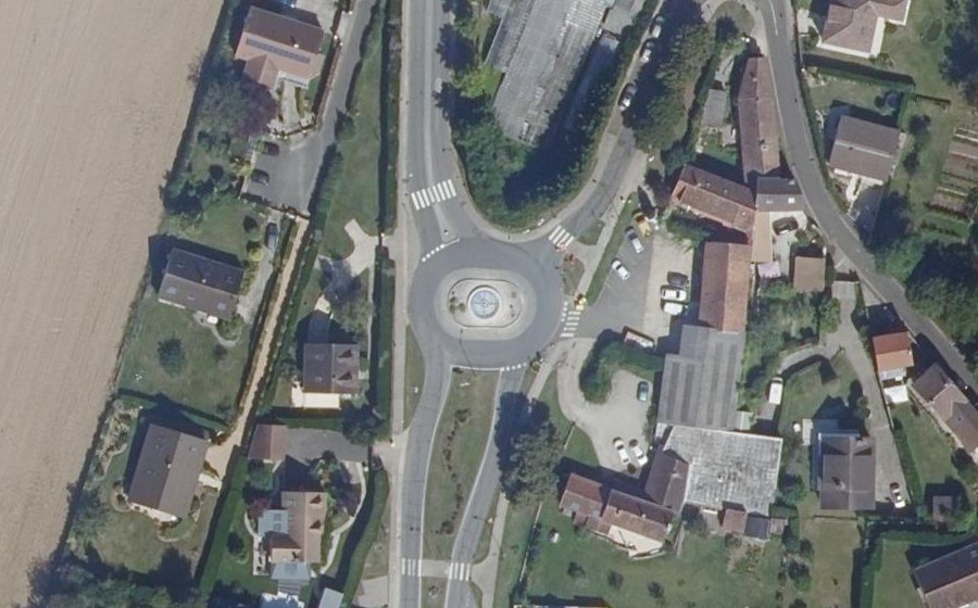 Vue aérienne du Rond-point anonyme n°23961149