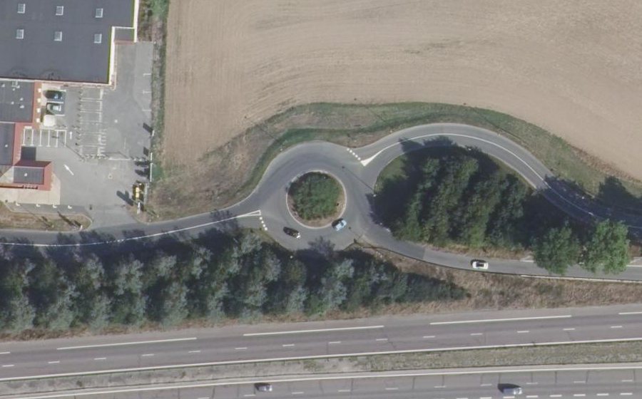 Vue aérienne du Rond-point anonyme n°23964818