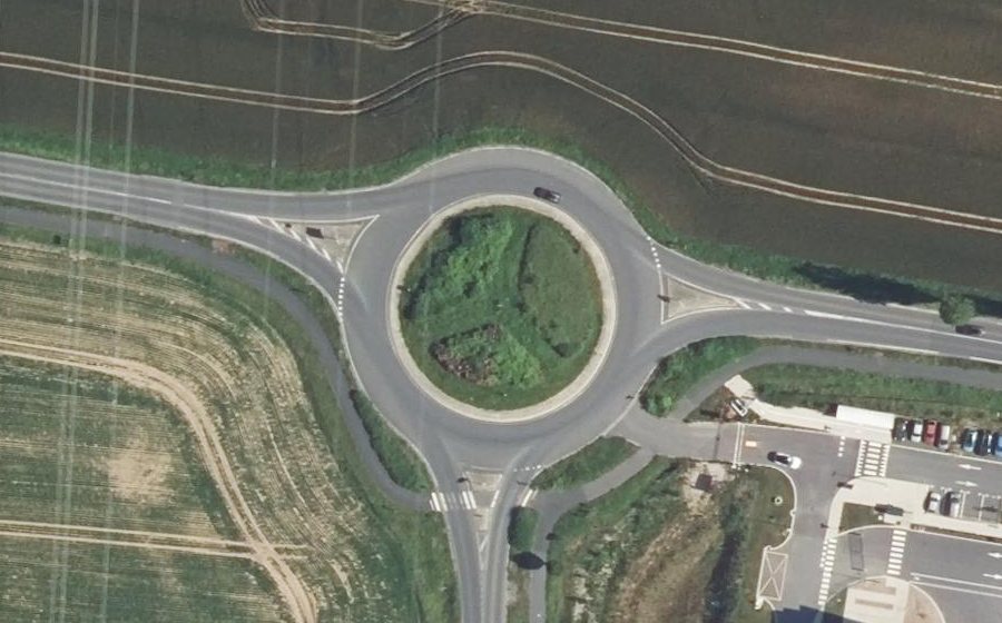 Vue aérienne du Rond-point anonyme n°239750190