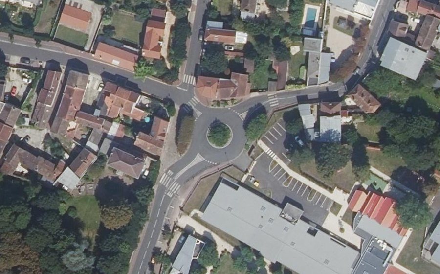 Vue aérienne du Rond-point anonyme n°23980195