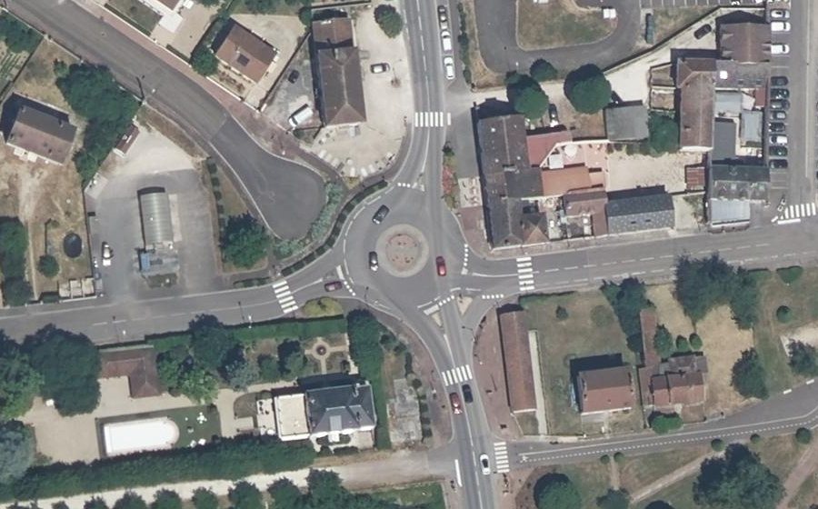 Vue aérienne du Rond-point anonyme n°23981104