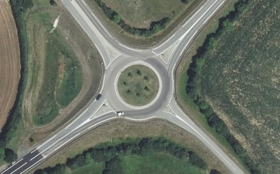 Vue aérienne du Rond-point anonyme n°23981117