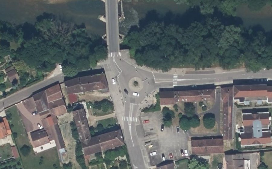 Vue aérienne du Rond-point anonyme n°23981118