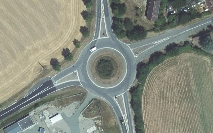 Vue aérienne du Rond-point anonyme n°23981294