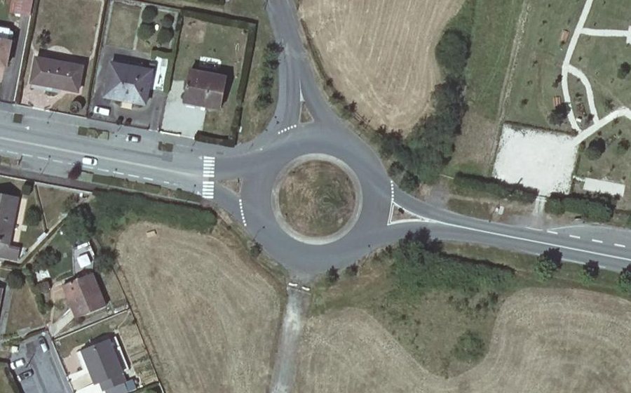 Vue aérienne du Rond-point anonyme n°23981315