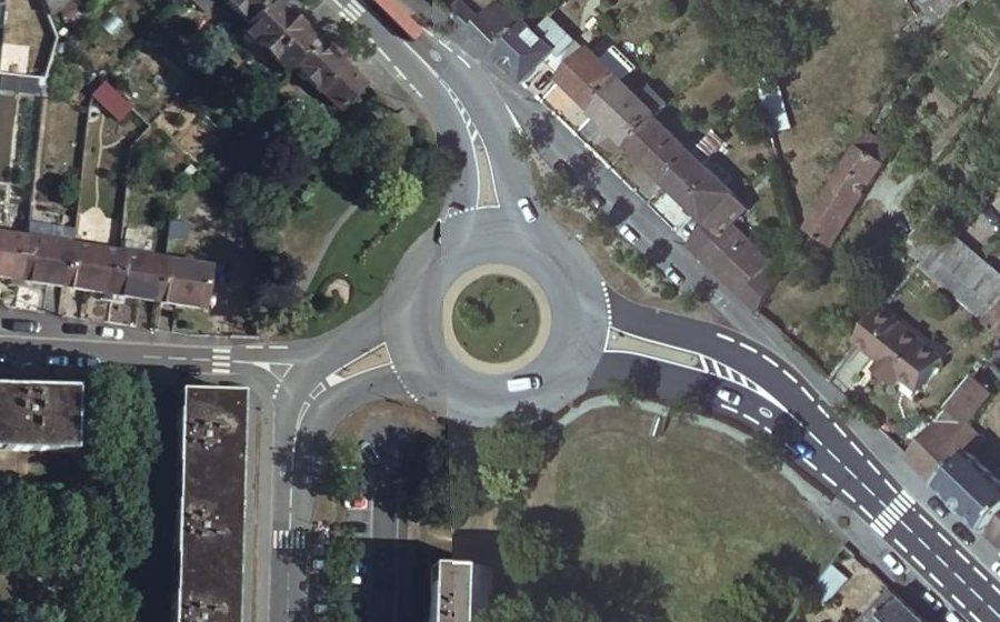 Vue aérienne du Rond-point anonyme n°23981325