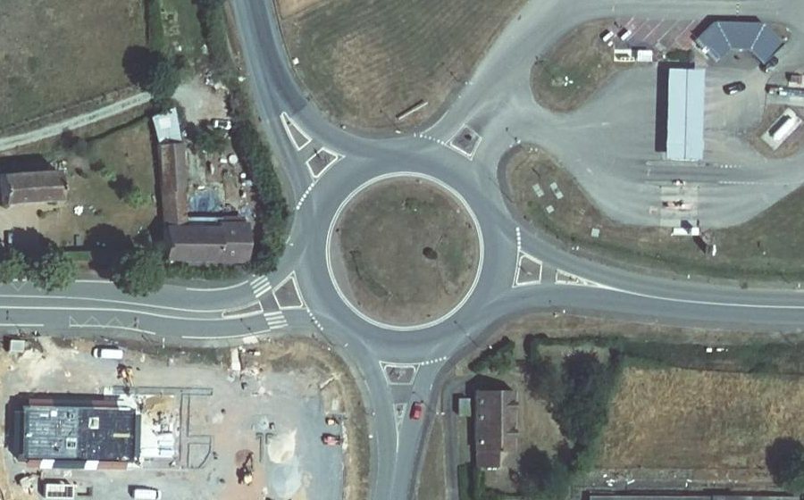 Vue aérienne du Rond-point anonyme n°23981417