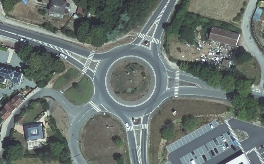 Vue aérienne du Rond-point anonyme n°23981421