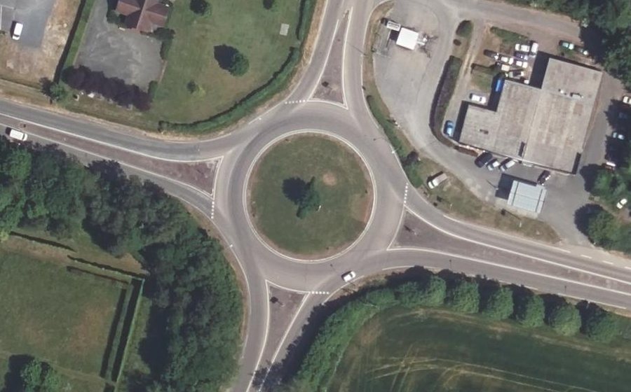 Vue aérienne du Rond-point anonyme n°23981443