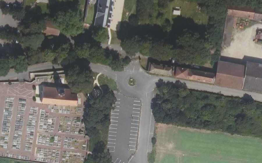Vue aérienne du Rond-point anonyme n°239850154