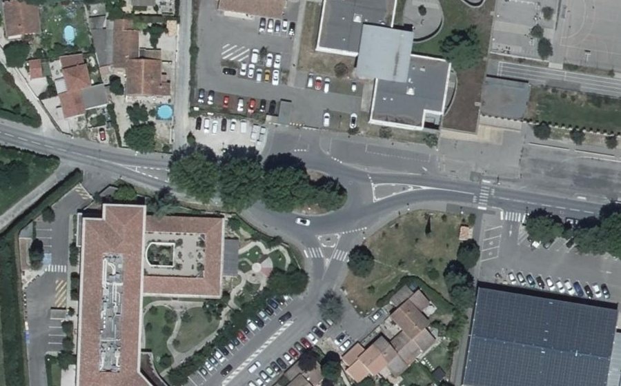 Vue aérienne du Rond-point anonyme n°239851277