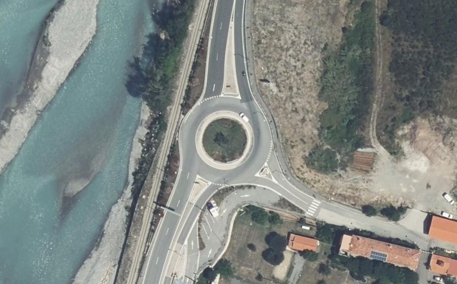Vue aérienne du Rond-point anonyme n°239884751