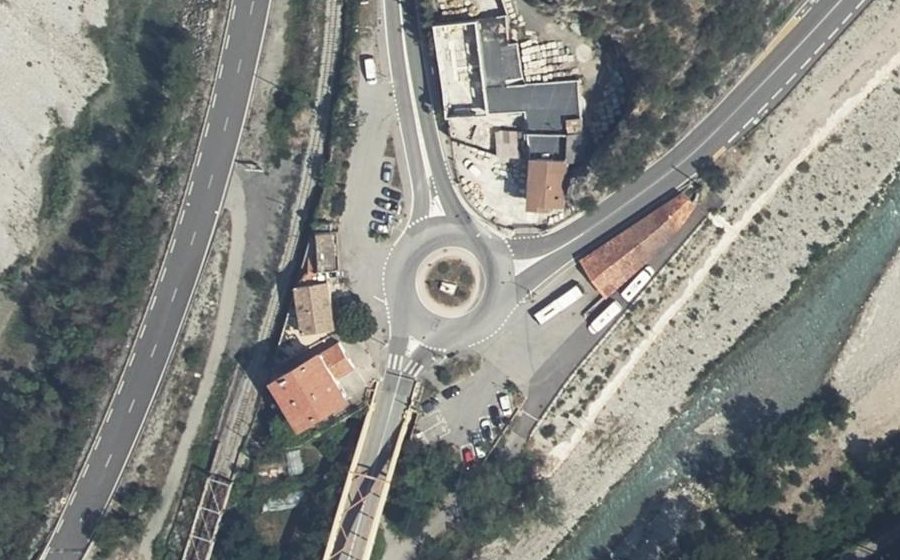 Vue aérienne du Rond-point anonyme n°239886531