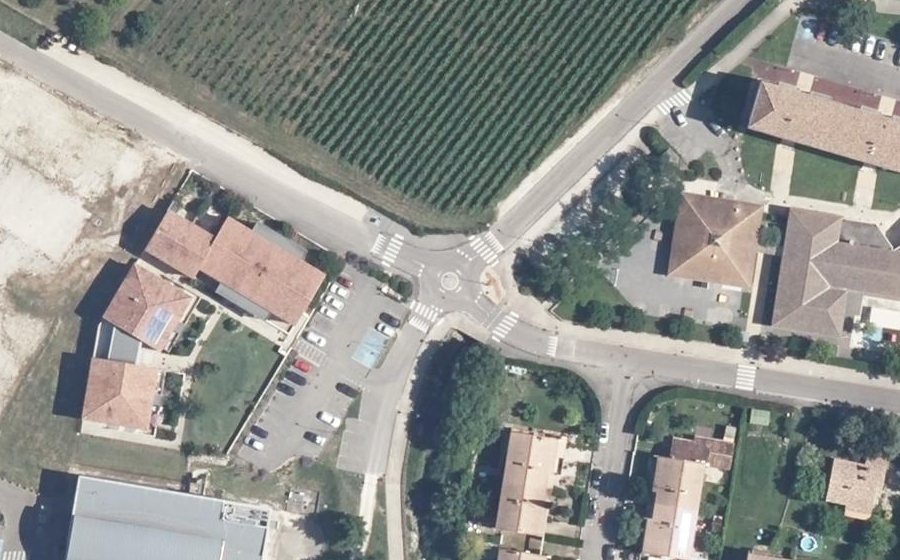 Vue aérienne du Rond-point anonyme n°239914020