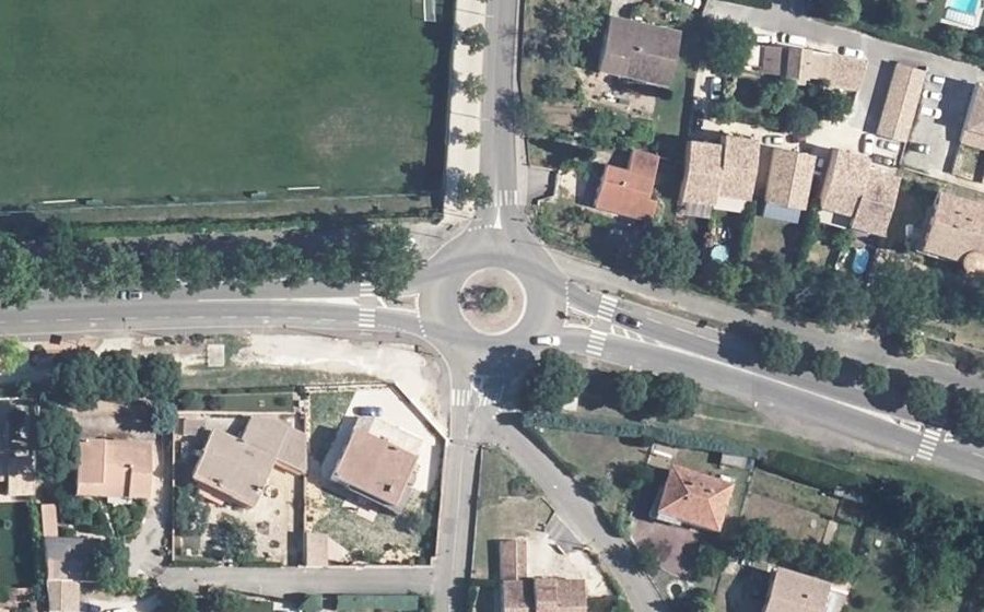 Vue aérienne du Rond-point anonyme n°239914021