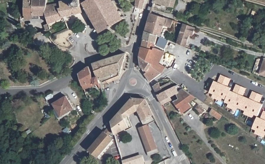 Vue aérienne du Rond-point anonyme n°239919234