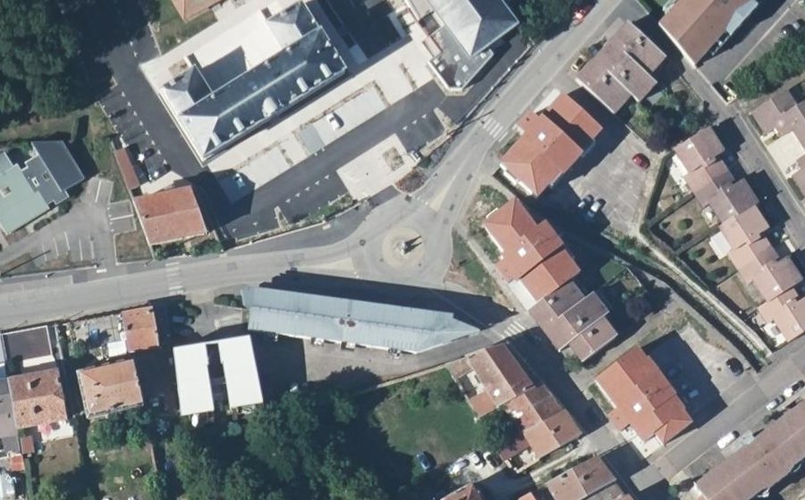 Vue aérienne du Rond-point anonyme n°239930406