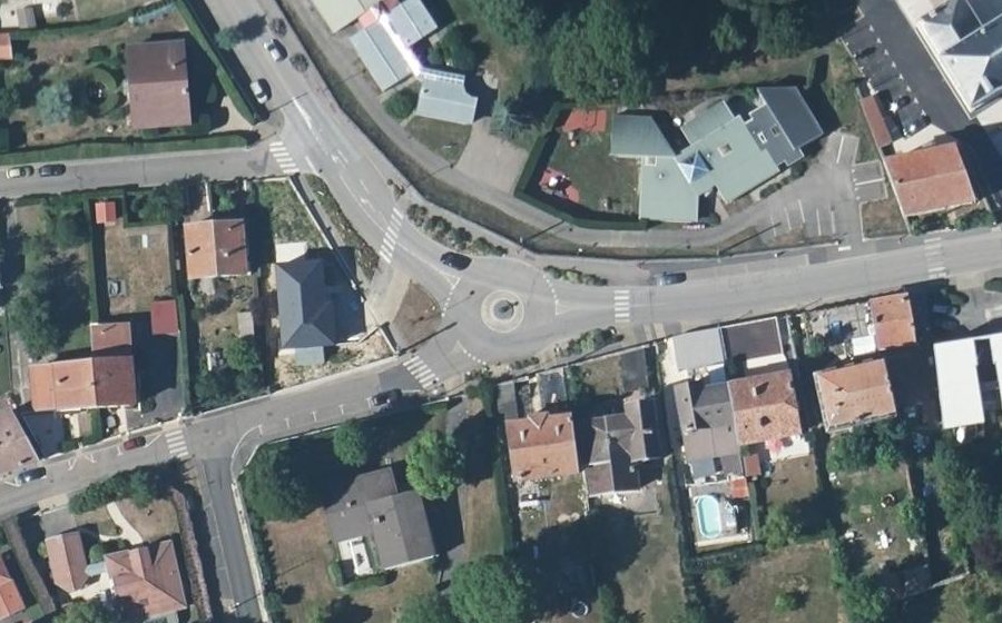Vue aérienne du Rond-point anonyme n°239930430