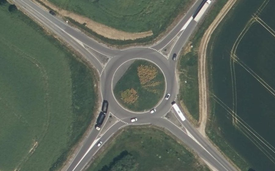 Vue aérienne du Rond-point anonyme n°23995499