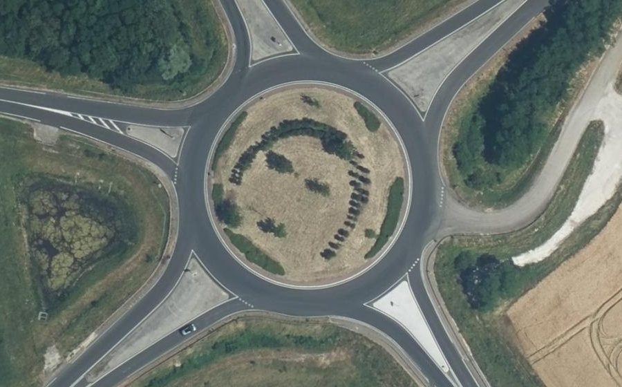 Vue aérienne du Rond-point anonyme n°23995501