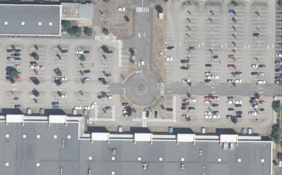 Vue aérienne du Rond-point anonyme n°23995973