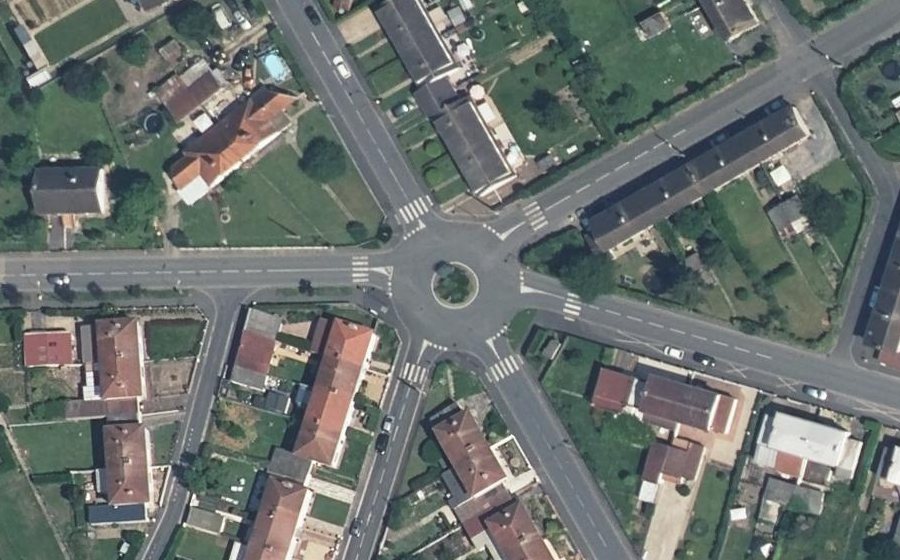 Vue aérienne du Rond-point anonyme n°239965392