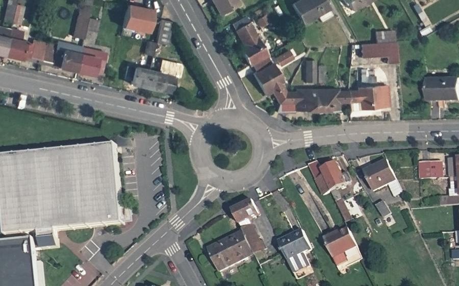 Vue aérienne du Rond-point anonyme n°239965481