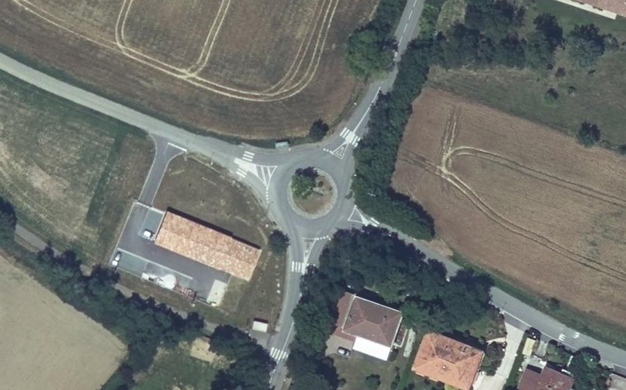 Vue aérienne du Rond-point anonyme n°23997277