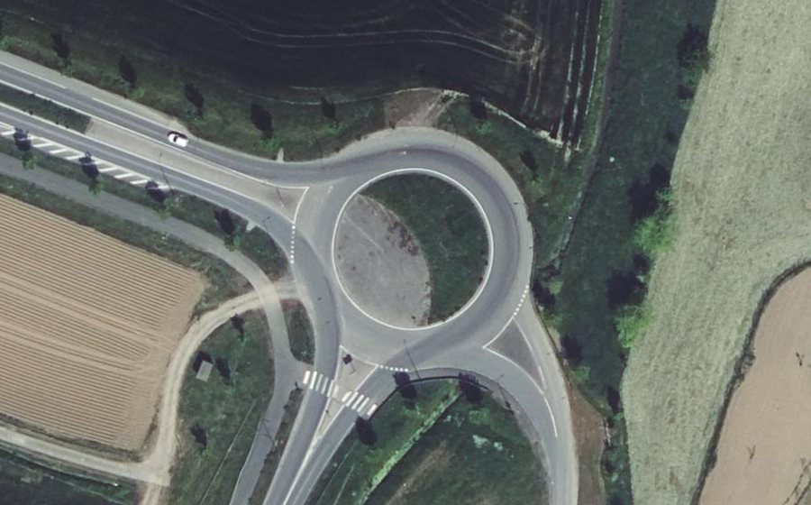 Vue aérienne du Rond-point anonyme n°239995962