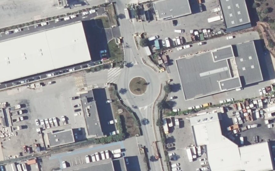Vue aérienne du Rond-point anonyme n°240054351