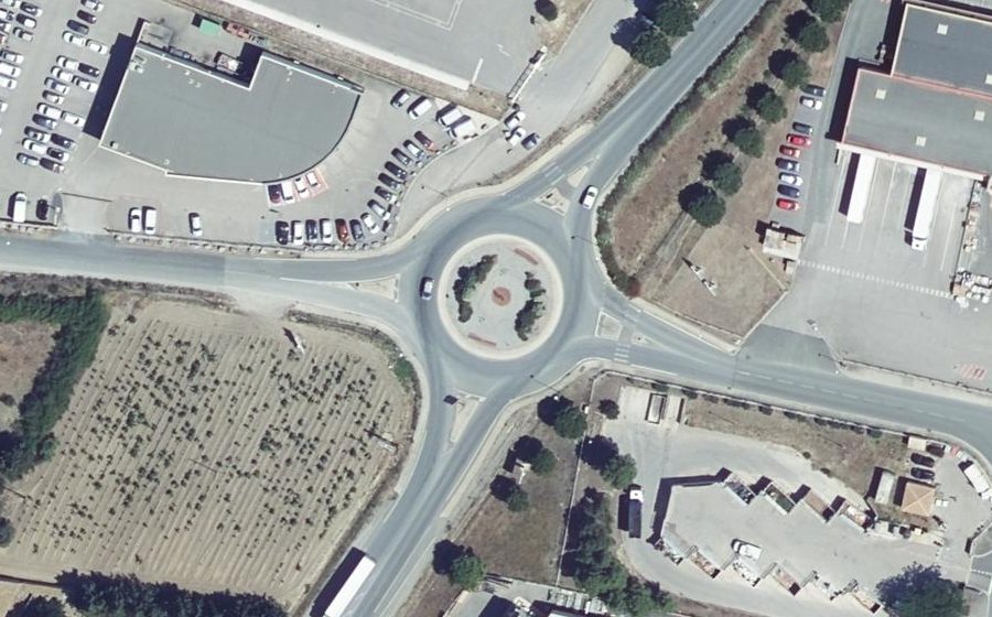 Vue aérienne du Rond-point anonyme n°240056239