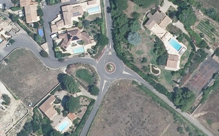 Vue aérienne du Rond-point anonyme n°240057551