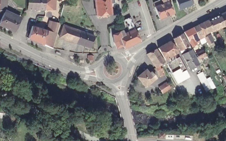 Vue aérienne du Rond-point anonyme n°24012643
