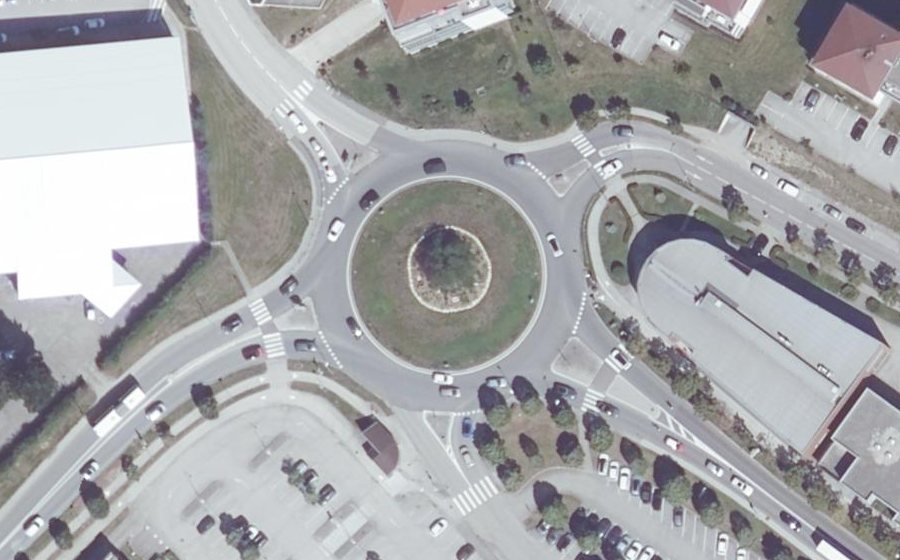 Vue aérienne du Rond-point anonyme n°240131281