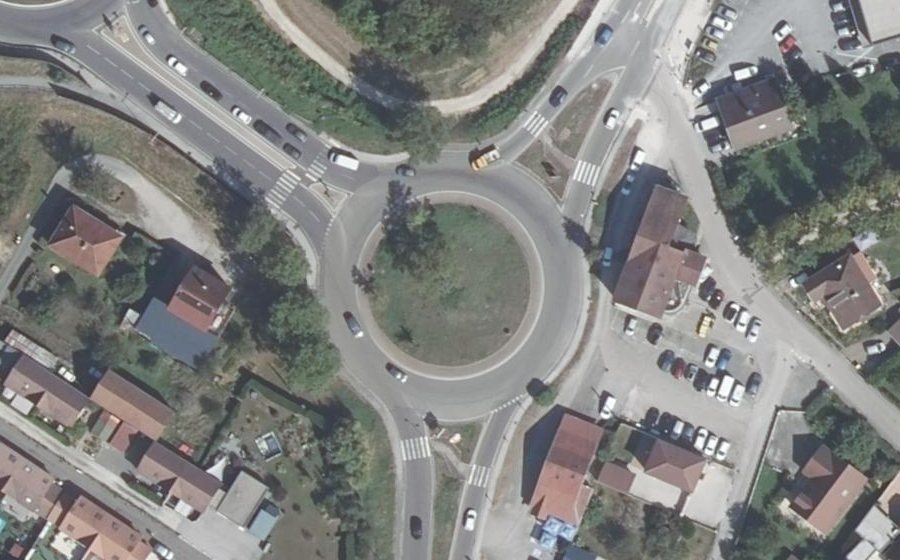 Vue aérienne du Rond-point anonyme n°240131291