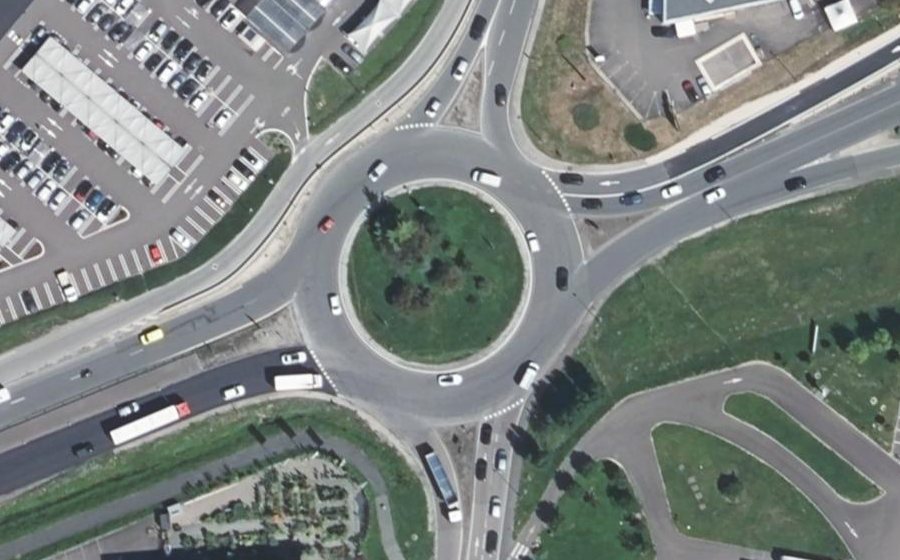Vue aérienne du Rond-point anonyme n°240131297