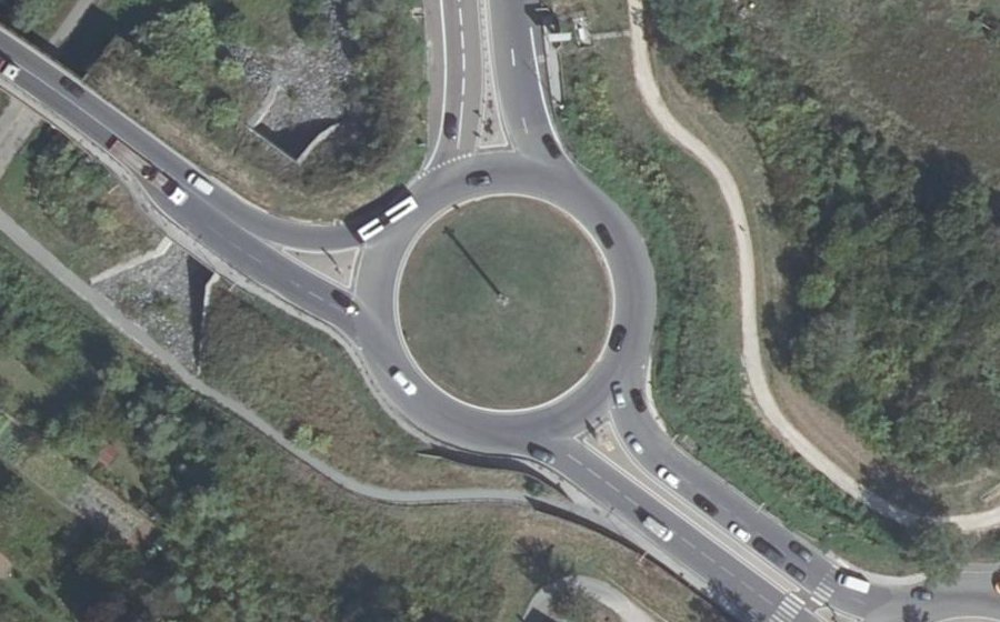 Vue aérienne du Rond-point anonyme n°240131313