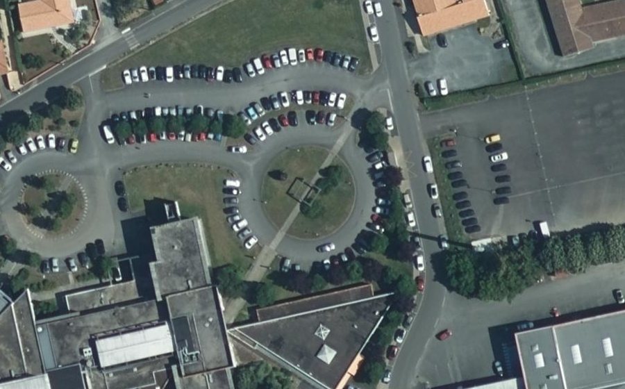 Vue aérienne du Rond-point anonyme n°240161130