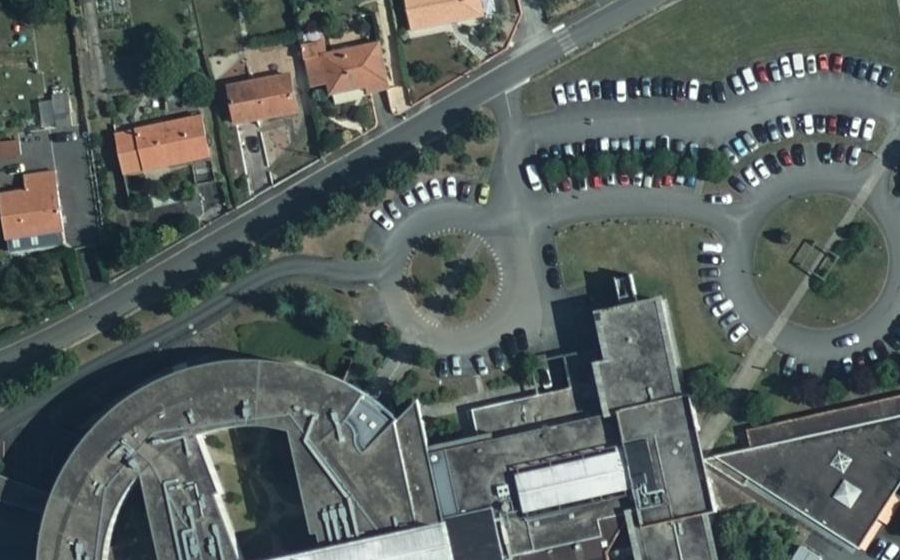 Vue aérienne du Rond-point anonyme n°240161131