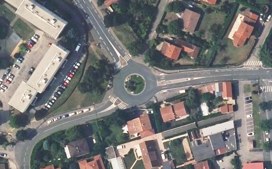 Vue aérienne du Rond-point anonyme n°240175264