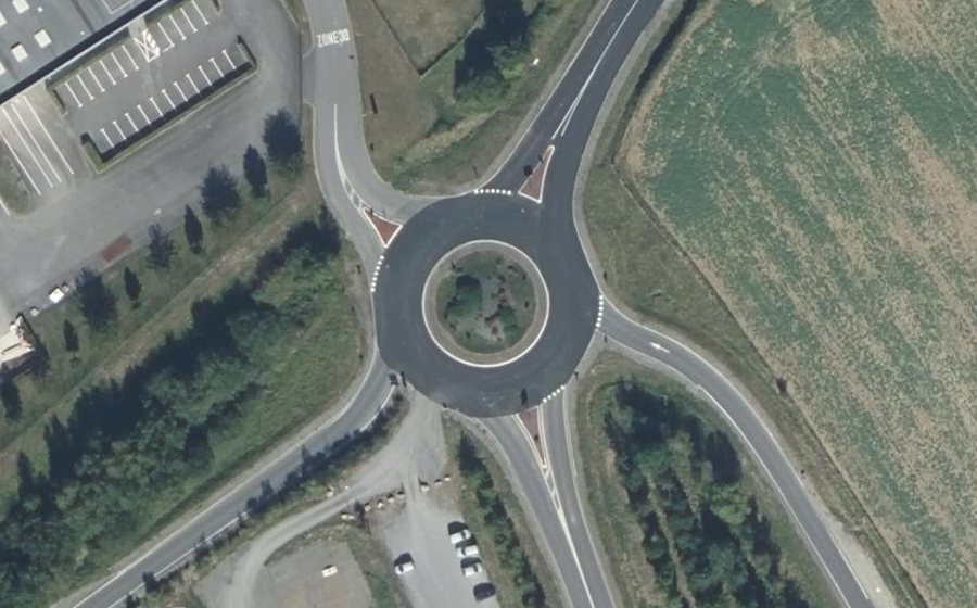 Vue aérienne du Rond-point anonyme n°240178826