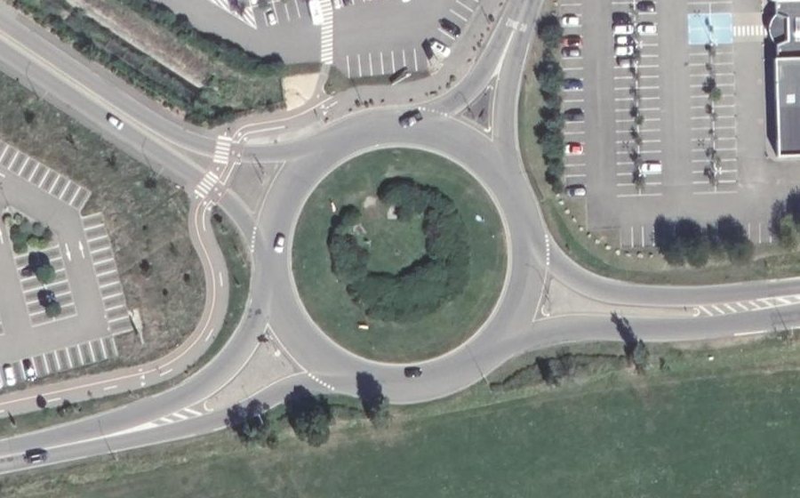 Vue aérienne du Rond-point anonyme n°24021536