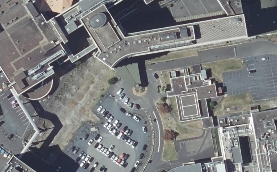 Vue aérienne du Rond-point anonyme n°240283203