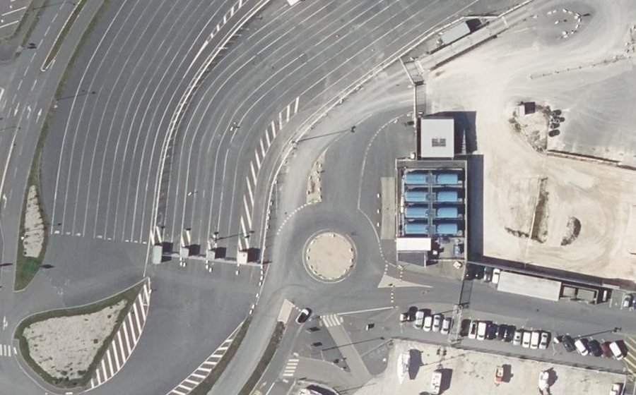 Vue aérienne du Rond-point anonyme n°240288093