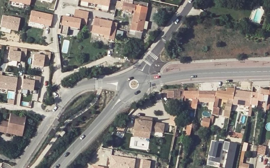 Vue aérienne du Rond-point anonyme n°240296856