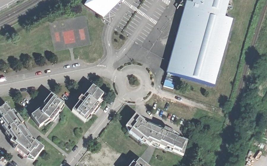Vue aérienne du Rond-point anonyme n°24030238