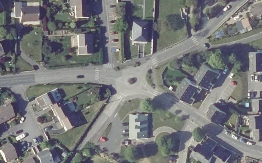 Vue aérienne du Rond-point anonyme n°24031438