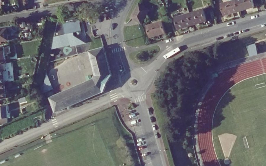 Vue aérienne du Rond-point anonyme n°24032747