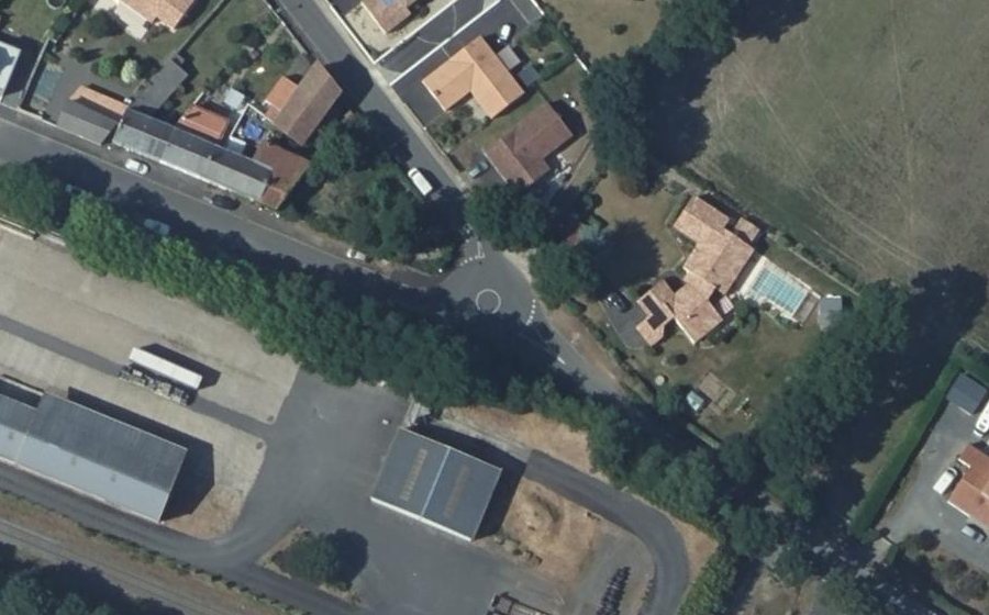 Vue aérienne du Rond-point anonyme n°240342279